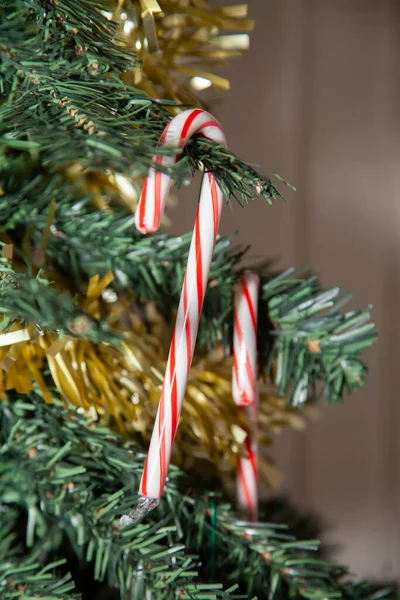 Dois Doces Bengalas Uma Árvore Natal Artificial Sobre Ouropel Dourado — Fotografia de Stock