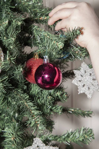 Frau Hängt Eine Blaue Weltkugel Einen Künstlichen Weihnachtsbaum Neben Lila — Stockfoto