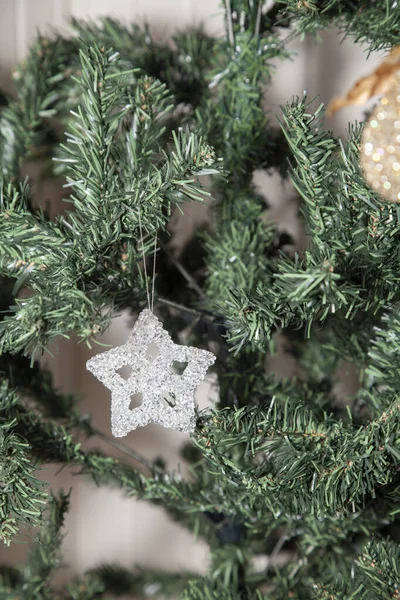 Ornamento Férias Claro Forma Estrela Uma Árvore Natal Artificial — Fotografia de Stock