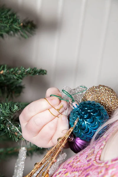 Mulher Segurando Ouro Azul Claros Ornamentos Férias Preparando Para Pendurá — Fotografia de Stock