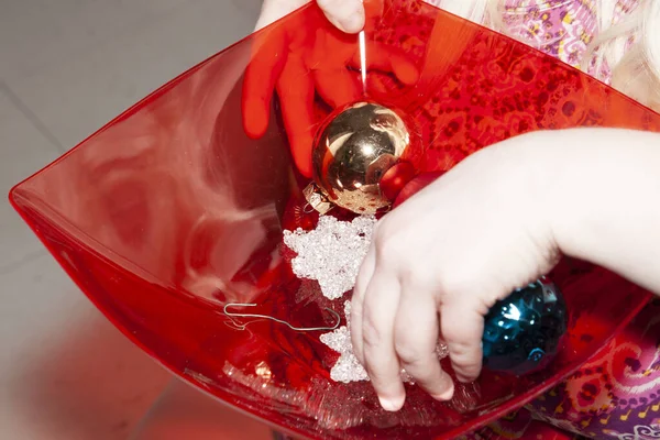 Жінка Вибирає Золотих Синіх Кульок Чіткої Зірки Різдвяні Прикраси Червоного — стокове фото