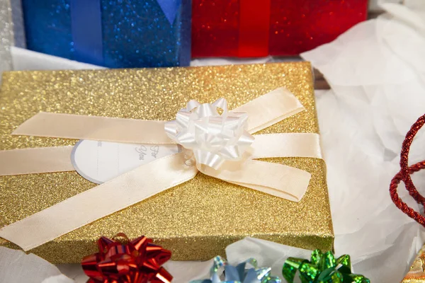 Golden Gift Box Topped White Bow Front Blue Red Gift — Stock Photo, Image