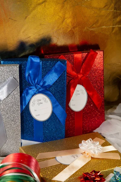 Ασημένια Μπλε Κόκκινα Και Χρυσά Κουτιά Δώρου Κοντά Πολύχρωμη Κορδέλα — Φωτογραφία Αρχείου