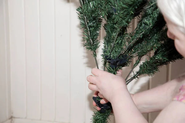 Albino Mulher Montando Uma Árvore Natal Artifical — Fotografia de Stock