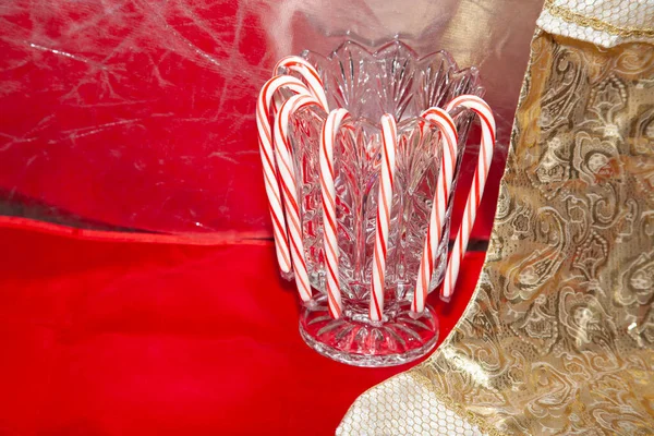 Candy Bastões Pendurados Vaso Cristal Lado Uma Meia Dourada — Fotografia de Stock