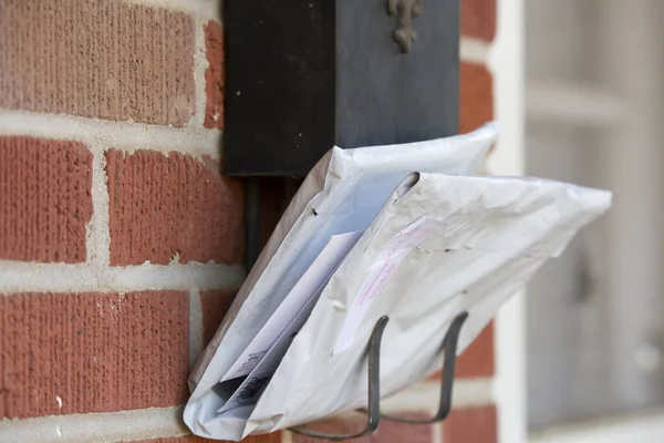 Plastikpäckchen Und Briefe Einen Schwarzen Briefkasten Einem Roten Backsteinhaus Geliefert — Stockfoto