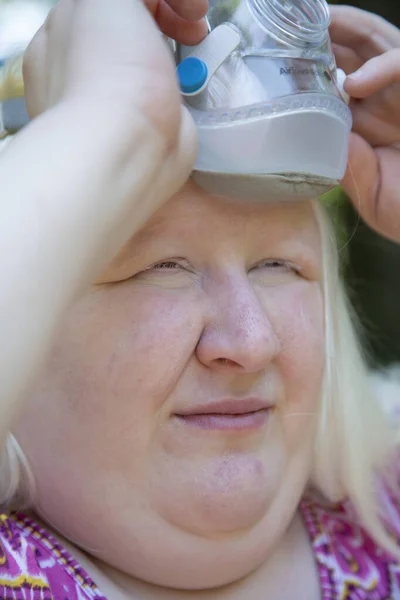 Albino Frau Setzt Draußen Eine Cpap Maske Auf — Stockfoto