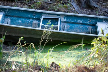 Küçük alüminyum tekne gölün kenarına çakılmış.