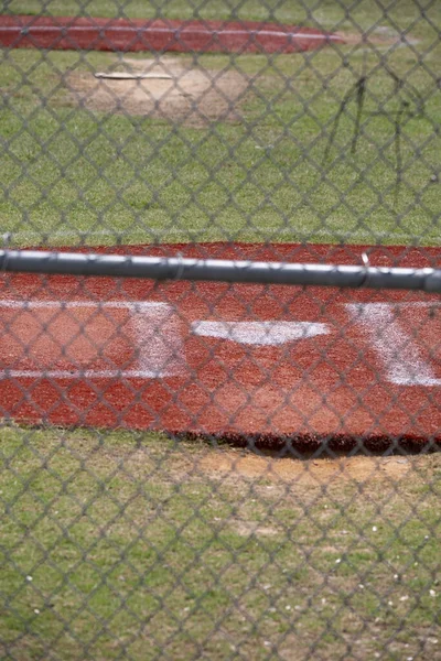 Hausschild Eines Leeren Baseballfeldes Durch Einen Zaun — Stockfoto