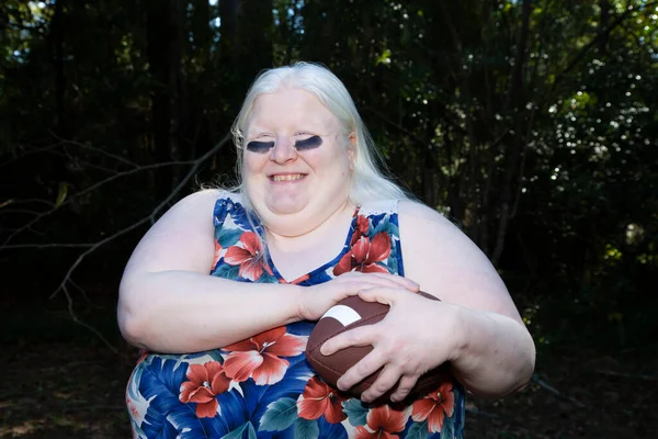 Mujer Albina Protege Balón Fútbol Mientras Prepara Para Correr Con Fotos De Stock