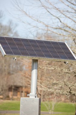 Açık bir alanda güneş paneli enerji kaynağı