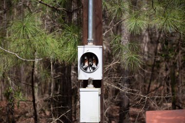 İçi boşaltılmış eski elektrik paneli kutusu
