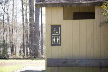 Erkekler ve kadınlar için engelli erişimi olan açık hava tuvaleti.