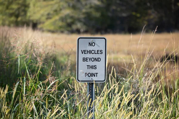 Geen Voertuigen Voorbij Dit Punt Teken Natuur — Stockfoto