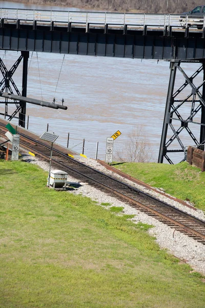 Treinsporen Die Een Rivier Oversteken Borden Die Verwijzen Naar Treinverkeer — Stockfoto