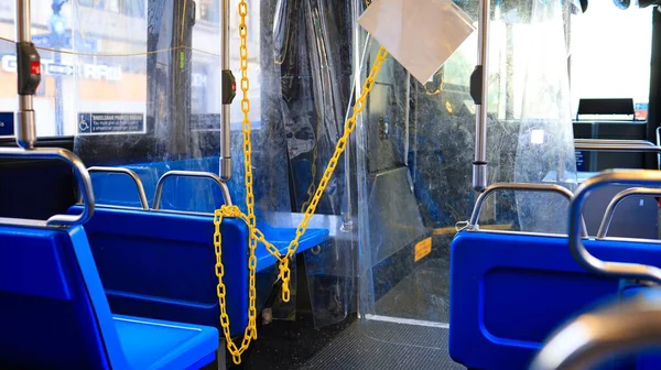 New York, New York, ABD - 29 Aralık 2020: MTA otobüs şoförlerini COVID-19 aktarımından korumak için koruma alanı