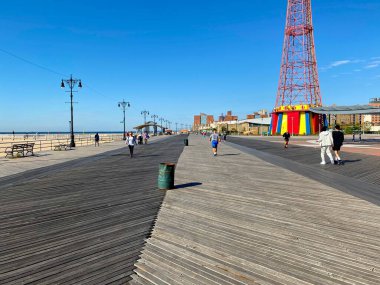 Brooklyn, New York, ABD - 31 Aralık 2020: Deniz Kapısı 'na doğru batıya bakan Coney Adası' ndaki sahil yolu
