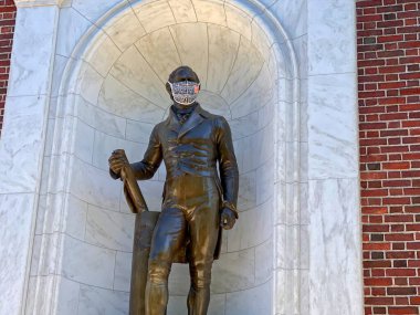 New York, New York, ABD - 31 Aralık 2020: Alexander Hamilton heykeli New York Müzesi 'nin önünde maske takıyor.