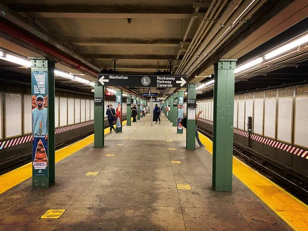 Brooklyn, New York, ABD - 9 Ocak 2021: Williamsburg 'daki L treni için Bedford metro istasyonu