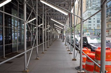 New York, New York, ABD - 13 Ocak 2021: Yayalar için iyi aydınlatılmış bir geçidi gösteren kaldırım iskelesi