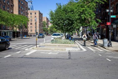 New York, New York, ABD - 13 Ocak 2021: Chelsea 'de 9. Cadde bisiklet yolu, trafik, konut ve ticari binalar manzaralı