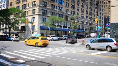 New York, New York, ABD - 17 Ocak 2021 Manhattan 'ın Yukarı Doğu Yakası' ndaki 86. Cadde ile Madison Bulvarı kavşağında güneşli bir yaz günü