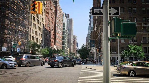 New York, New York, ABD - 17 Ocak 2021: Yukarı Doğu Yakası 'ndaki bir yaz gününde W 86. Cadde ve Park Avenue kavşağında trafik