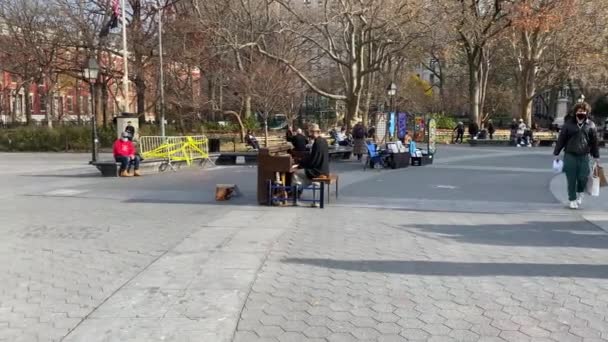 New York Usa Jan 2021 Piano Player Nearby Clothing Art — Video