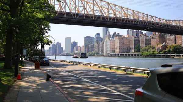 New York, New York, ABD - 20 Ocak 2021: Roosevelt Adası manzaralı Queensboro Köprüsü, Doğu Nehri ve Manhattan 'ın Yukarı Doğu Yakası