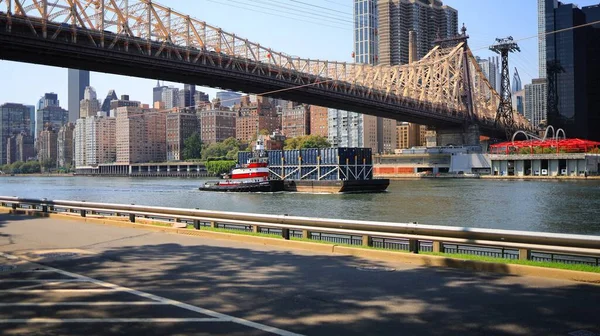 New York Usa Jan 2021 Tugboat Pushing Barge East River — 스톡 사진