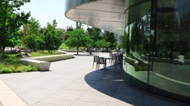 New York, New York, ABD - 26 Ocak 2021: Roosevelt Adası 'ndaki Cornell Tech' teki Bloomberg Merkezi 'nin dışındaki plaza