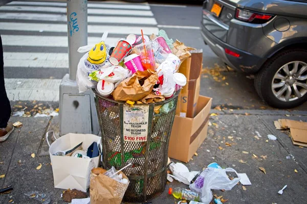 New York Usa Feb 2021 Trash Can Overflowing Trash Manhattan — Stock Photo, Image