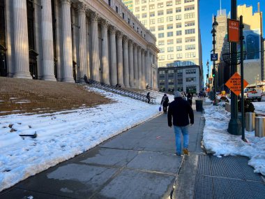 New York, New York, ABD - 9 Şubat 2021: Karla kaplı basamaklı Farley Postane Binası