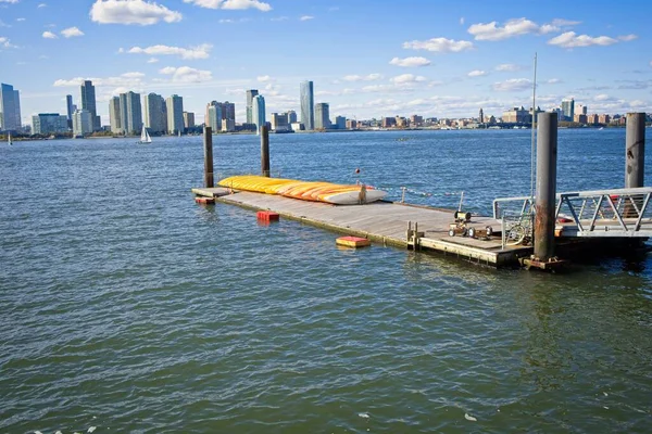 New York, New York, ABD - 20 Şubat 2021: Güneşli bir sonbahar gününde Hudson Nehri rıhtımında uzanan kayıklar