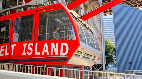 New York, New York, ABD - 17 Mart 2021: Doğu Nehri üzerinden Manhattan 'a gitmek üzere Roosevelt Adası' ndan kalkmak üzere olan tramvay kapanışı