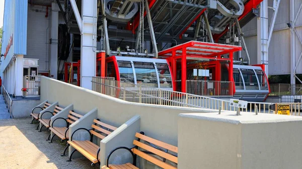 New York, New York, ABD - 17 Mart 2021: Roosevelt Adası 'ndaki istasyonda iki tramvay