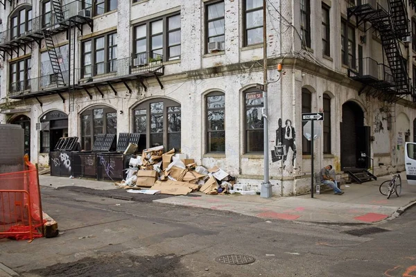Brooklyn, New York, ABD - 21 Mart 2021: Eski bir binanın etrafındaki çöp ve çöp bidonları