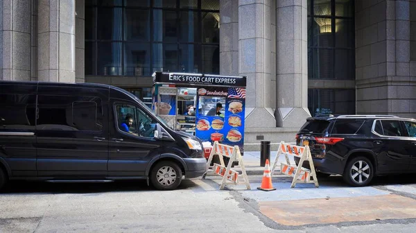 New York, New York, ABD - 21 Mart 2021: Wall Street 'te kaldırımda yemek arabası
