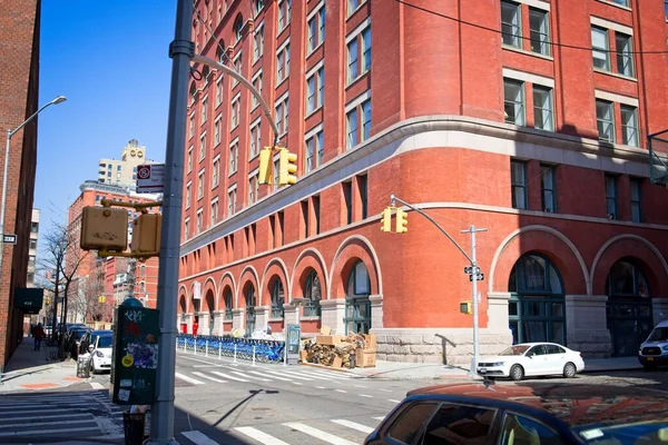 New York, New York, ABD - 24 Mart 2021: Washington ve Barrow caddelerinin köşesinden Greenwich Village 'daki Arşiv Apartmanları