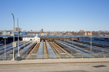 New York, New York, ABD - 29 Mar 2021: Hudson Yards LIRR trenleri arka planda New Jersey toplulukları manzaralı