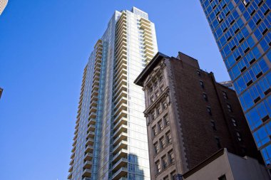 New York, New York, ABD - 29 Mar 2021: Beşinci Cadde ve Manhattan 'da 32. Cadde' deki eski ve yeni binalar yan yana