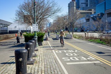 New York, New York, ABD - 29 Mar 2021: Manhattan 'ın batı yakasındaki Hudson Greenway boyunca bisiklet sürmek