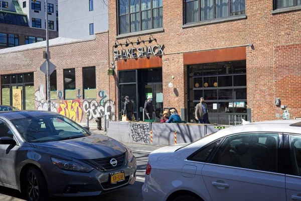 Brooklyn, New York, ABD - 3 Nisan 2021: Williamsburg 'daki Berry Caddesi' nin dışında Shake Shack restoranı