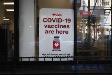 Park Avenue South 'taki CVS eczanesinden COVID-19 aşısı almak için imza atın.