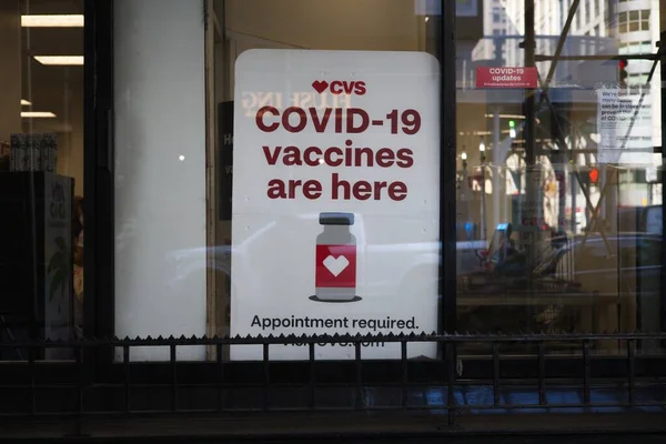 Park Avenue South 'taki CVS eczanesinden COVID-19 aşısı almak için imza atın.
