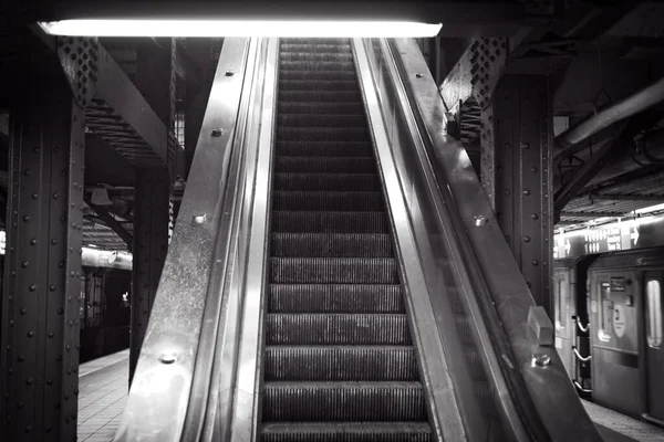 New York Usa Avril 2021 Escalator Station Métro Manhattan Noir — Photo