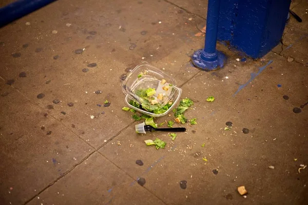 Plastic Lunch Container Salad Dropped Pavement Metal Support — Stock Photo, Image