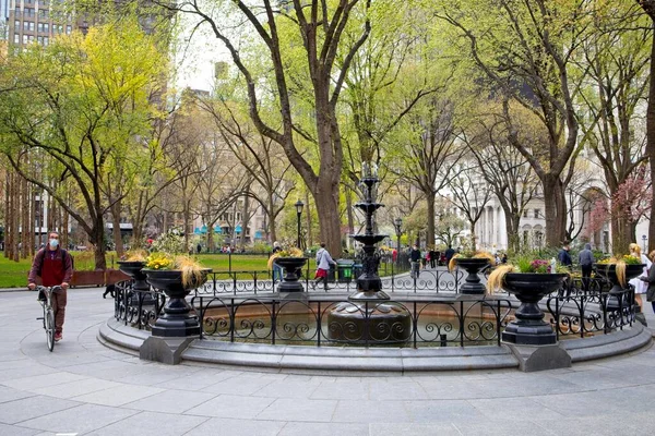 New York, New York, ABD - 19 Nisan 2021 Madison Square Park 'taki çeşme bitkilerle çevrili.