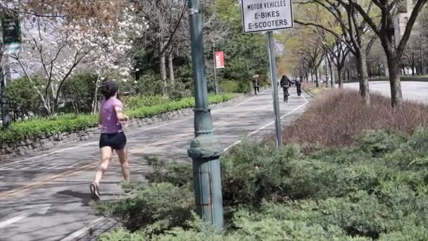 ニューヨーク アメリカ 2021年4月20日 春にマンハッタン グリーンウェイ バイク レーンを使用してハドソン川沿いの自転車 — ストック動画