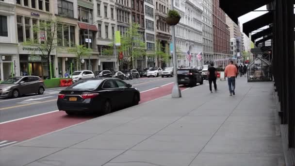 美国纽约州纽约 2021年4月20日 曼哈顿西23街的行人 交通和公共汽车道 — 图库视频影像